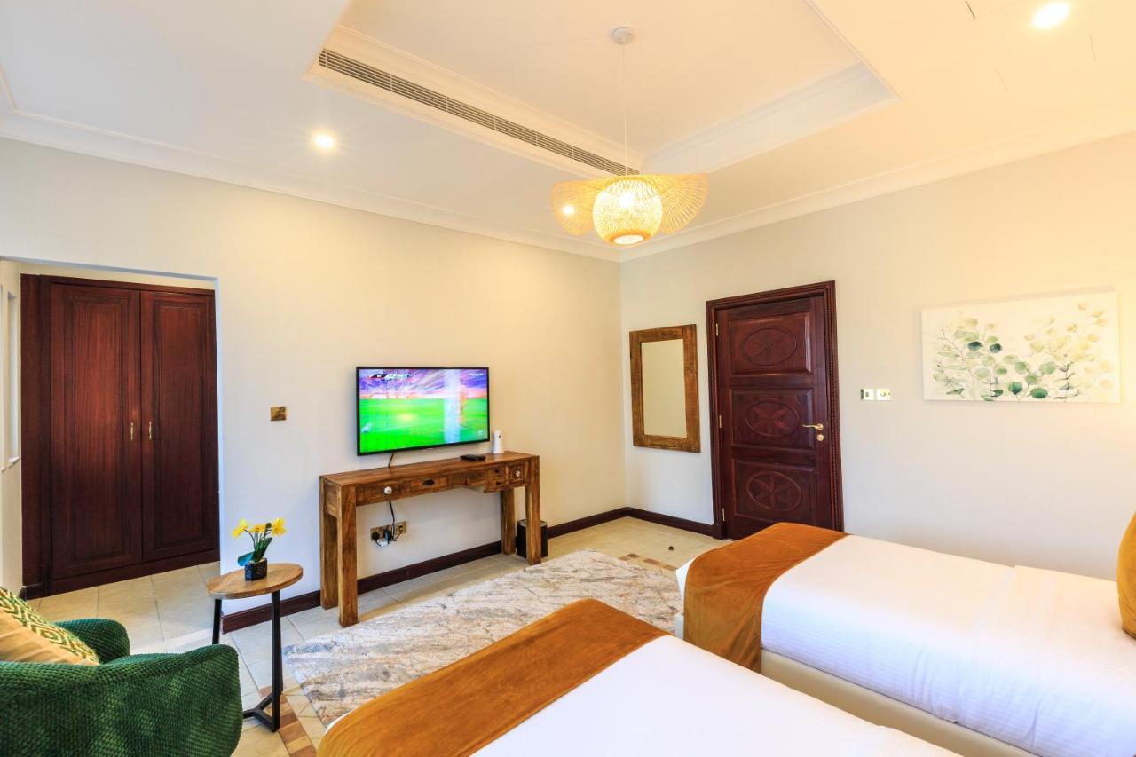The S Holiday Homes - Stunning 5 Bedrooms Villa At The Palm Jumeirah With Private Beach And Pool Dubai Exterior foto